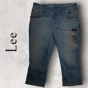 Lee Sculpting pull on Capri jeans. Slim fit. Mid rise. Size 16 petite
